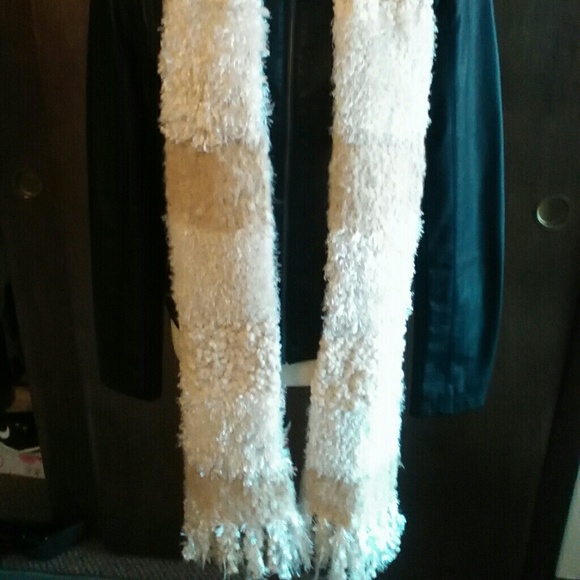 Gorgeous cream super soft sparkly long scarf - Picture 2 of 3